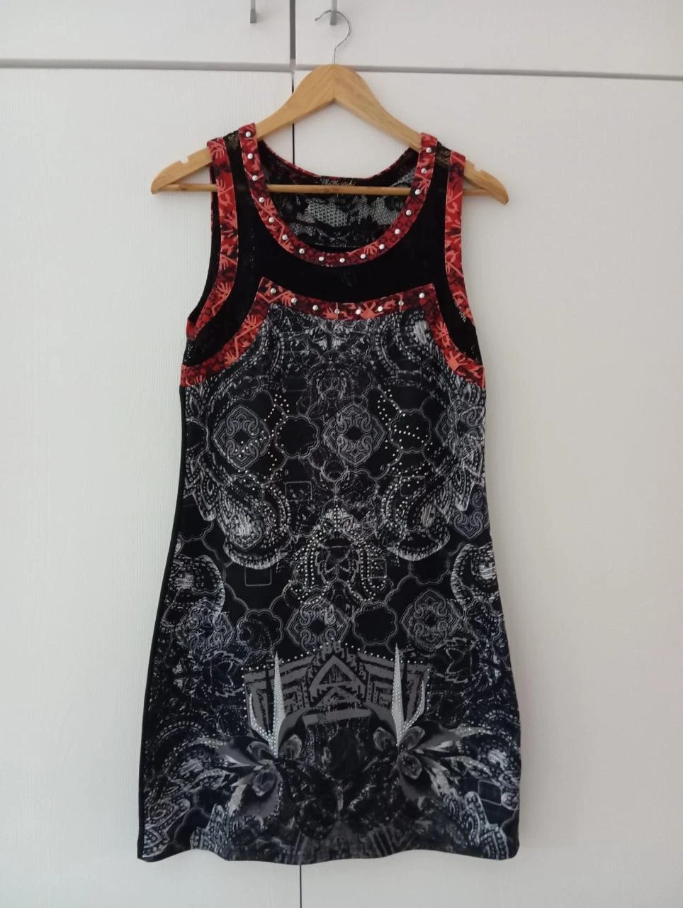 Vestido negro y rojo